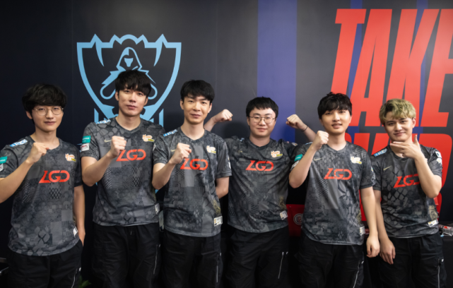 亮相而引发 亮相而引发